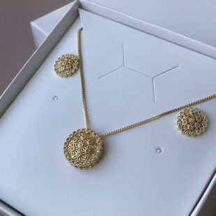 Conjunto-redondo-cravejado-banhado-a-ouro